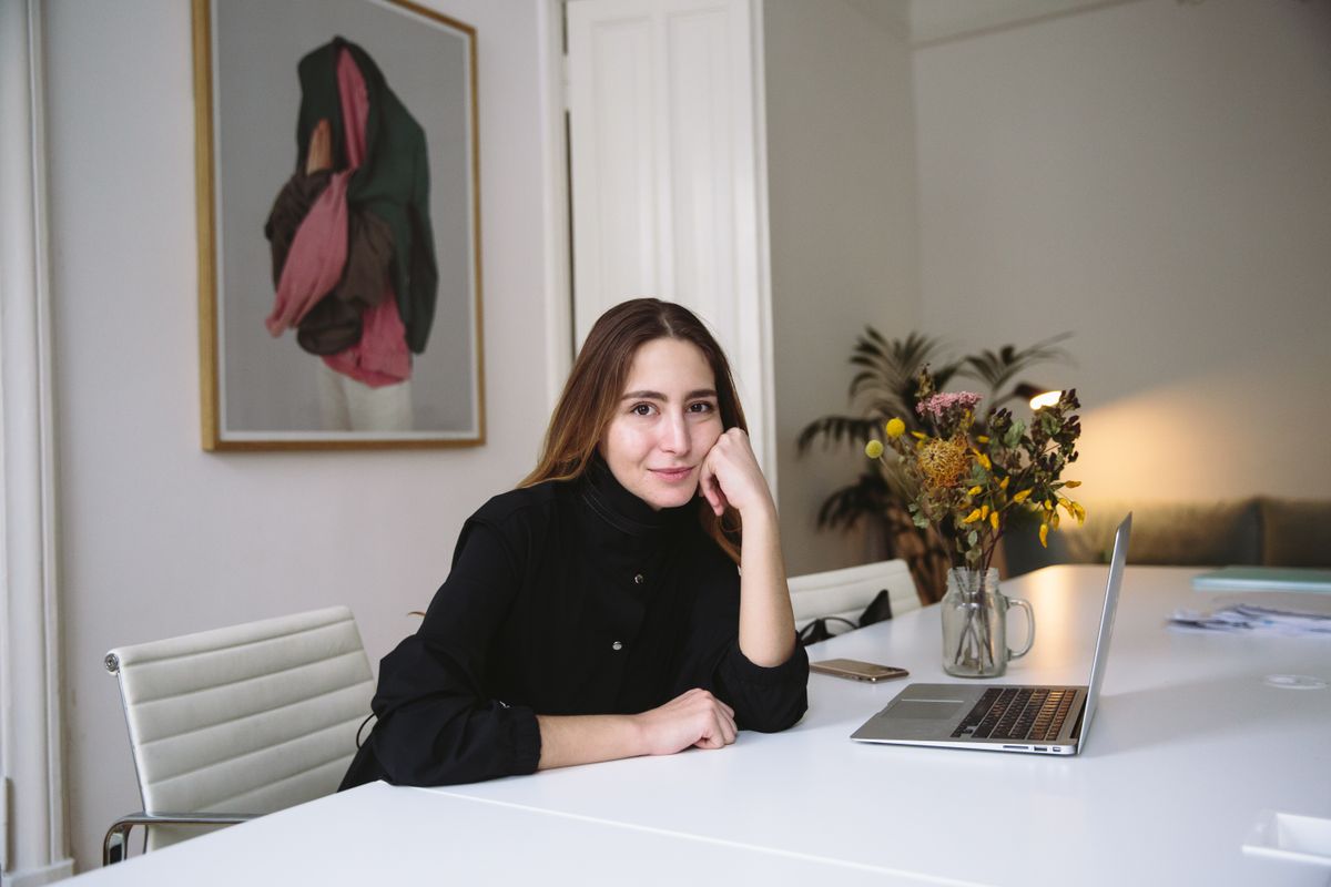 Munkatársunk mosolyogva várja a megkeresésed